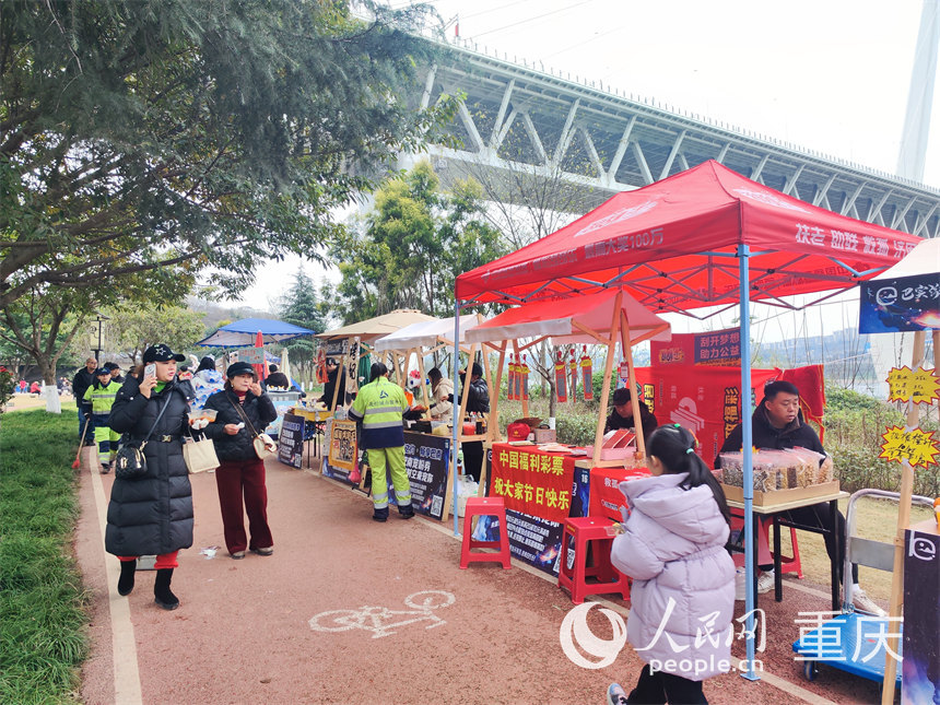 巴南區(qū)商務委在白居寺長江大橋下設立便民服務點。人民網(wǎng) 陳琦攝