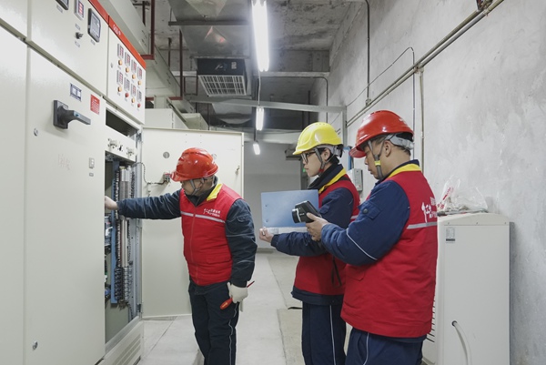 電力線路特巡，開(kāi)展電氣設(shè)備隱患排查。國(guó)網(wǎng)重慶永川供電公司供圖
