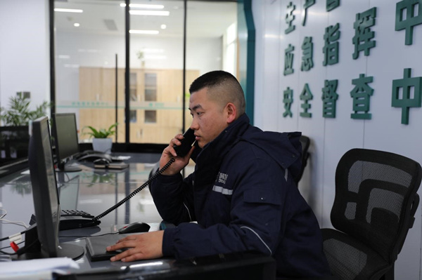 2月7日，國網(wǎng)重慶酉陽供電公司員工正在生產(chǎn)管控中心、應(yīng)急指揮中心、安全督察中心為一體的“三中心”值班。黃菊攝