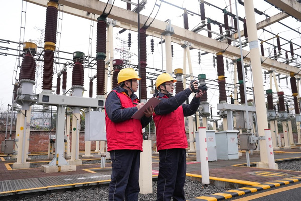 2月7日，國網(wǎng)重慶合川供電公司員工在220千伏花園變電站開展設(shè)備巡視測(cè)溫，保障電力可靠供應(yīng)。高愛妮攝