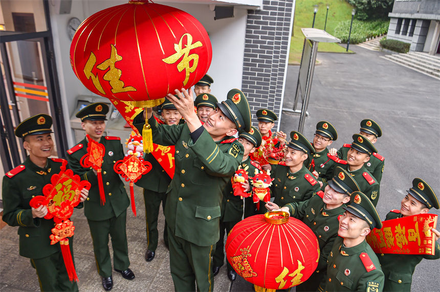 龍年新春之際，官兵們扮靚軍營，讓軍營里的年味越來越濃。曹洋攝