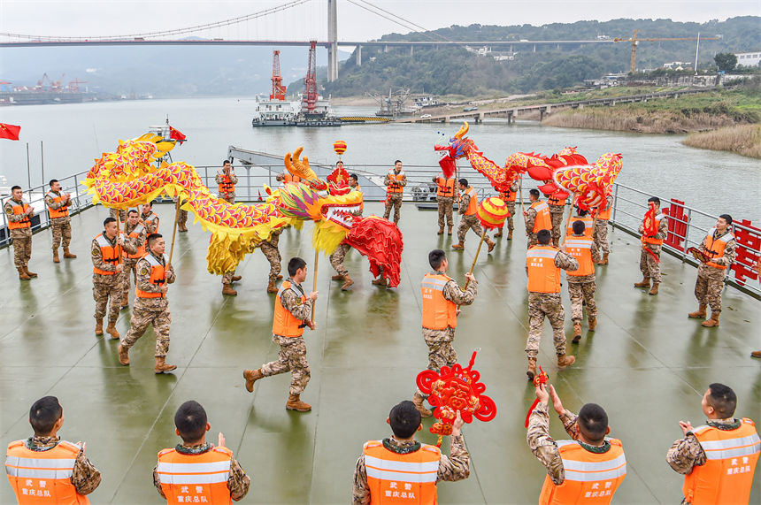 官兵在甲板上開展舞龍、舞獅等豐富多彩的文化活動(dòng)，喜迎新春佳節(jié)。曹洋攝