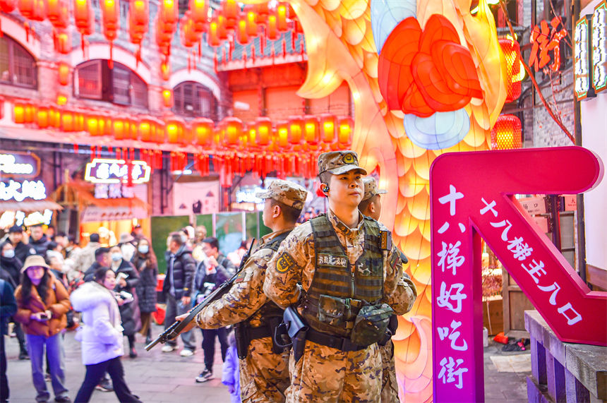 官兵在重慶解放碑、洪崖洞、十八梯等景點巡邏執(zhí)勤，維護春節(jié)出行秩序，確保游客安全。曹洋攝