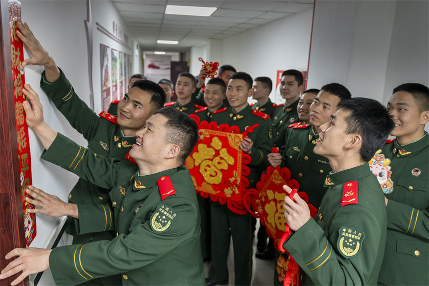 龍年新春之際，官兵們扮靚軍營，讓軍營里的年味越來越濃。王肸攝