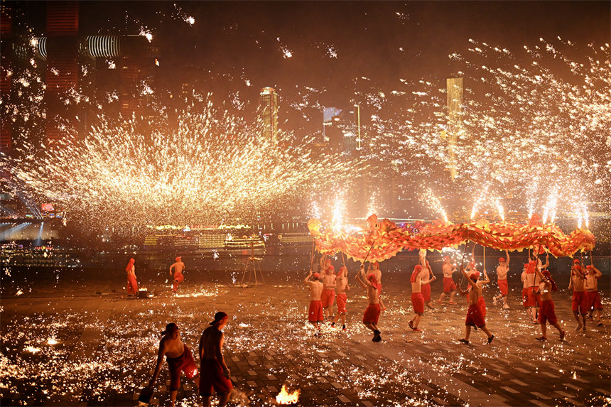 2月9日除夕夜，南岸區(qū)彈子石廣場(chǎng)，火龍表演精彩上演。郭旭攝