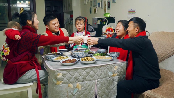 王睿一家人在吃年夜飯。國網(wǎng)重慶永川供電公司供圖