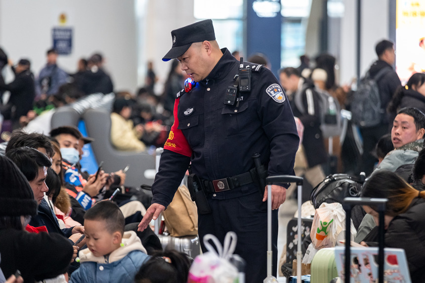 									“鷹眼警長”的春運“診單”					春節(jié)，是歡樂祥和的節(jié)日，也是闔家團圓的日子。游子歸家、走親訪友、外出旅行……每年這個時候，重慶西站里總會變得熙熙攘攘。為保障旅客平安出行，重慶西車站派出所民警牟浩每天上崗的第一件事就是做好一天工作的情況收集，重要時段、重點列車、注意事項等，都整齊地記錄在牟浩的筆記本上。				