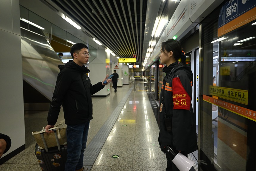 									出行路的“守護人”					“您好，請問有什么可以幫到您？”春節(jié)期間，在重慶軌道交通4號線民安大道站內，站務員曾飛月快步走向一名正左右觀望的老人，詢問其是否需要幫助。得知老人不知道所到目的地應該走哪個出站口時，曾飛月略加思索，便給老人解了惑。				