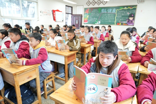 永川區(qū)何埂初中學(xué)生進(jìn)入緊張的學(xué)習(xí)狀態(tài)。永川區(qū)教委供圖
