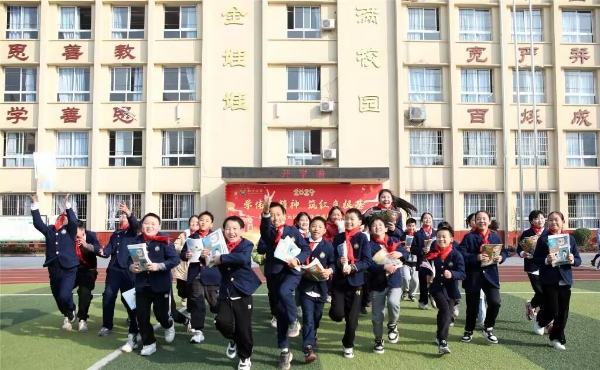 永川區(qū)紅爐小學(xué)學(xué)生興高采烈回到學(xué)校。永川區(qū)教委供圖