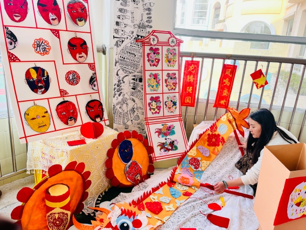 永川區(qū)三官殿幼兒園開展教室布置，營(yíng)造喜慶的開學(xué)氛圍。永川區(qū)教委供圖