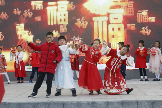 圖為學(xué)生在開(kāi)學(xué)典禮上“玩燈籠”。重慶市北碚區(qū)兩江春暉小學(xué) 供圖