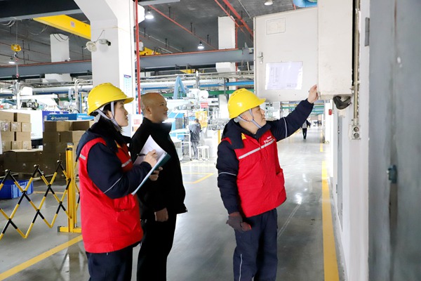 電力員工進(jìn)企業(yè)對(duì)用電設(shè)備進(jìn)行安全檢查。國網(wǎng)重慶永川供電公司