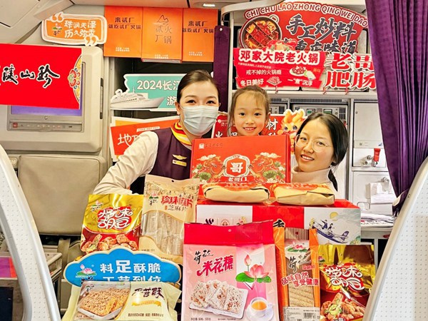 參與互動即可獲得重慶美食禮品。西部航空供圖