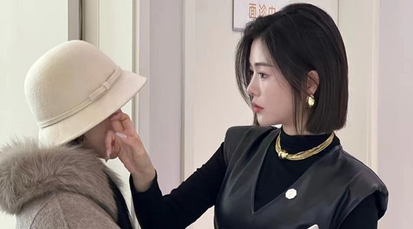 張蕾為求美者面診。重慶諾美欣悅（媛頌）醫(yī)療美容供圖