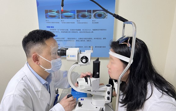 葉進為患者檢查眼部情況。重慶普瑞眼科醫(yī)院供圖