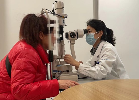 霍妍為患者作檢查。華廈渝州眼科醫(yī)院供圖