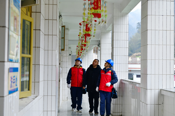 安全用電檢查。萬(wàn)雪蓮攝