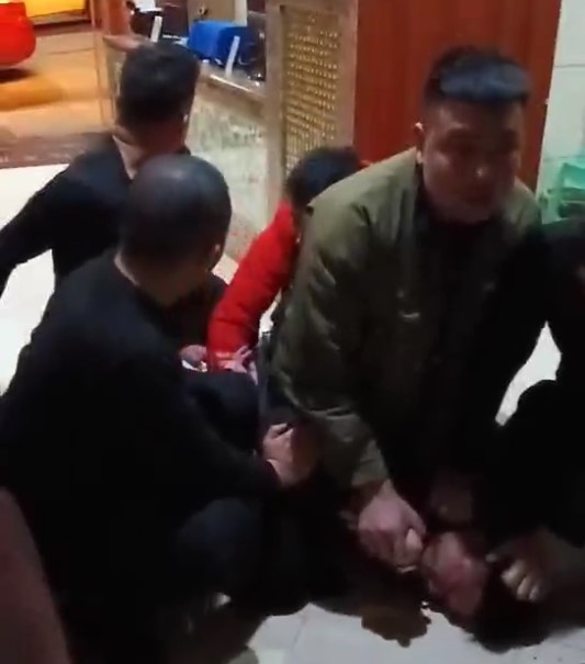 楊強(qiáng)等4人控制嫌疑人。重慶兩江新區(qū)公安分局供圖