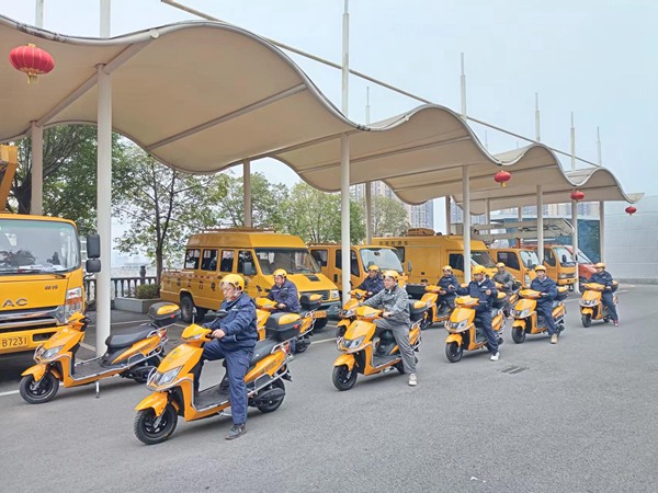 電力員工騎上“小黃車”整裝待發(fā)。國網(wǎng)重慶永川供電公司供圖