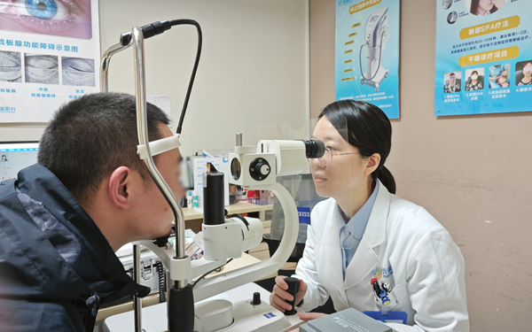 李彩云為患者檢查眼部情況。重慶普瑞眼科醫(yī)院供圖