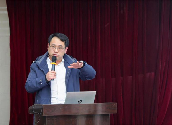 古劍做工作匯報。重慶市九龍坡區(qū)第二人民醫(yī)院供圖