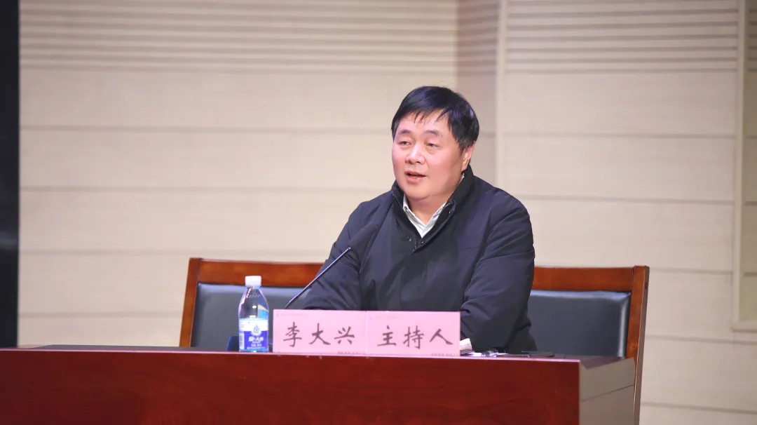 李大興主持會議現(xiàn)場。重慶西區(qū)醫(yī)院供圖
