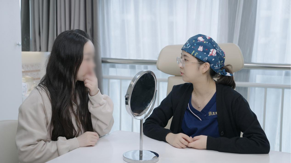趙清為患者面診。重慶星榮整形外科醫(yī)院供圖