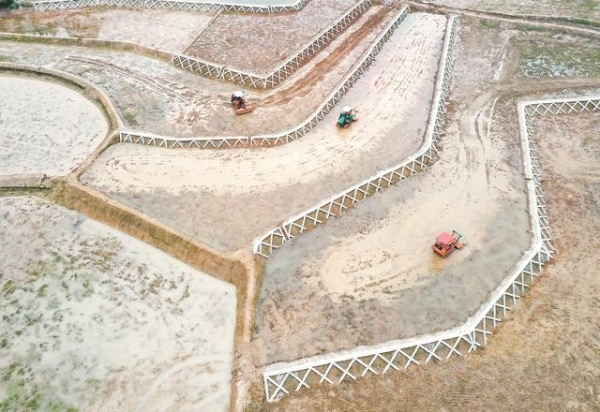 農(nóng)機(jī)手在前鋒區(qū)觀塘鎮(zhèn)仁和村犁田備耕。前鋒區(qū)融媒體中心供圖