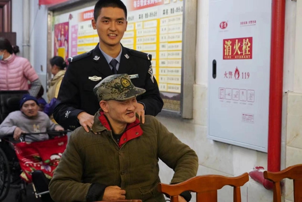 民警正和老人們聊天。重慶市公安局刑偵總隊(duì)供圖