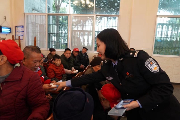 民警向老人們宣傳反詐知識。重慶市公安局刑偵總隊(duì)供圖