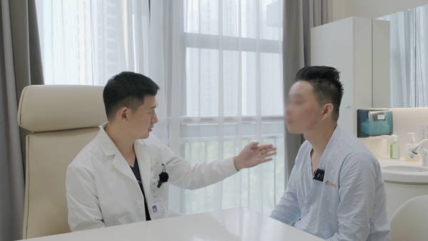 劉正茂為患者面診。重慶星榮整形外科醫(yī)院