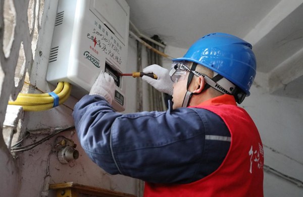 國網重慶市南供電公司員工為客戶新裝三相電表。諶雅夢攝
