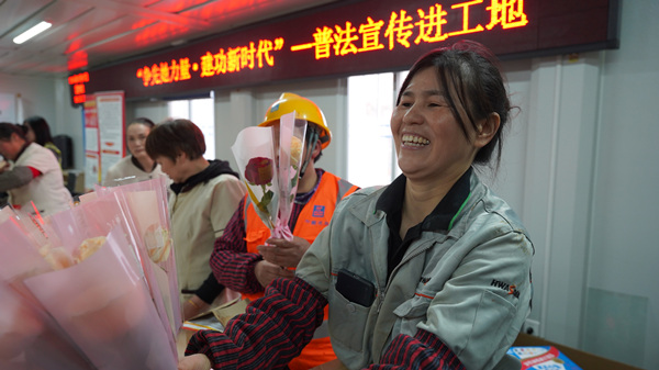 項(xiàng)目部給女職工送上鮮花。中建三局三公司西南分公司供圖
