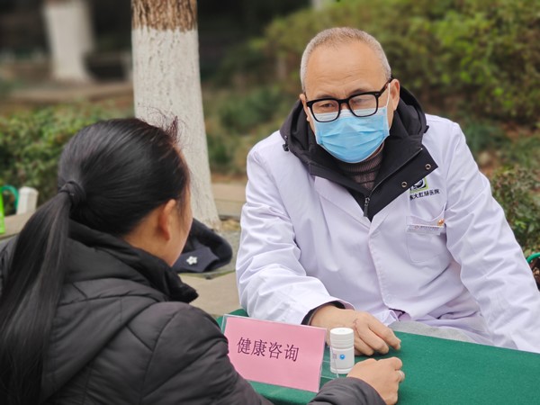 咨詢現(xiàn)場。重慶東大肛腸醫(yī)院供圖