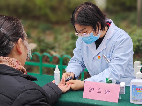 咨詢現(xiàn)場。重慶東大肛腸醫(yī)院供圖