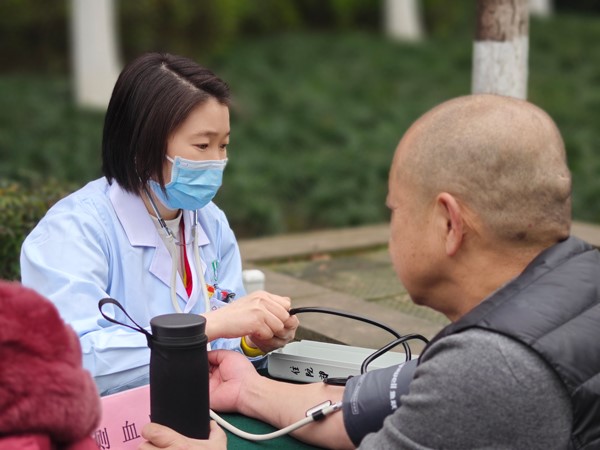 咨詢現(xiàn)場。重慶東大肛腸醫(yī)院供圖