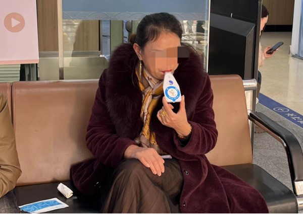 患者正在做C14呼氣試驗(yàn)。重慶東大肛腸醫(yī)院供圖