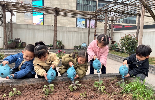 孩子們?yōu)樾涿鐫菜Ｓ灞眳^(qū)冉家壩幼兒園供圖