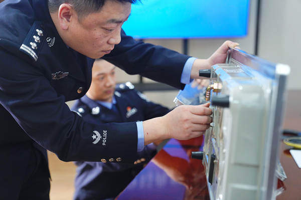 警方查獲的假冒偽劣燃?xì)庠罹?。重慶市公安局供圖