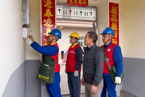 志愿者上門走訪檢查村民安全用電。國網(wǎng)重慶永川供電公司供圖
