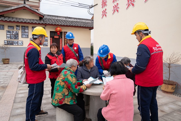 志愿者向村民宣講用電安全知識。國網(wǎng)重慶永川供電公司供圖