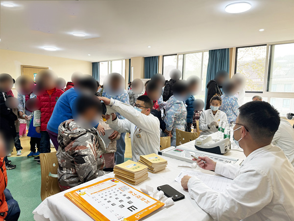 義診現(xiàn)場(chǎng)。重慶小米熊兒童醫(yī)院供圖