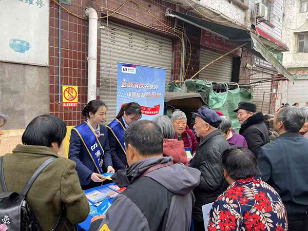 深入鄉(xiāng)村普及金融知識。浦發(fā)銀行重慶分行供圖