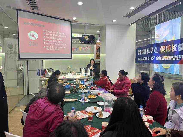 走進(jìn)企業(yè)普及金融知識。浦發(fā)銀行重慶分行供圖