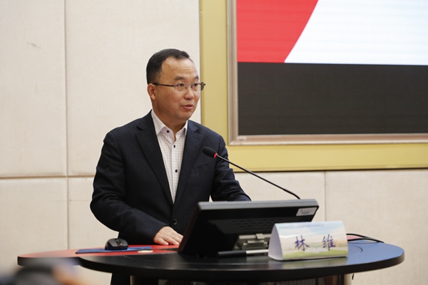 西南政法大學(xué)校黨委副書記、校長(zhǎng)林維致歡迎辭。重慶市人力資源開發(fā)服務(wù)中心供圖