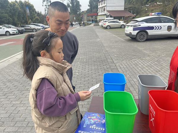 參賽者正在認真答題。金鳳鎮(zhèn)供圖