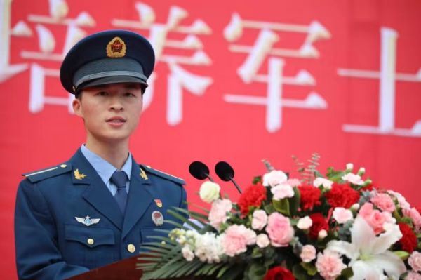 2021級(jí)學(xué)員代表李可言發(fā)言。重慶機(jī)電職業(yè)技術(shù)大學(xué)供圖