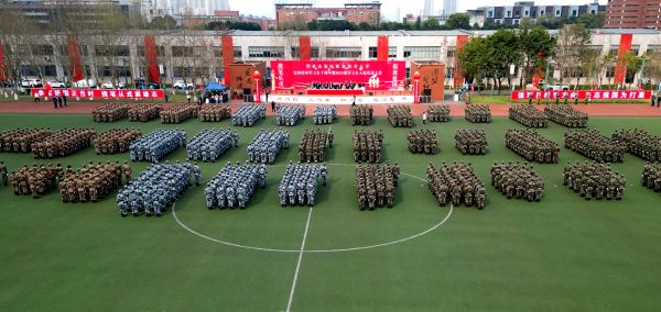 入伍歡送會(huì)現(xiàn)場(chǎng)。重慶機(jī)電職業(yè)技術(shù)大學(xué)供圖