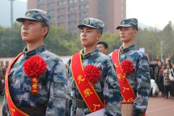 光榮入伍的學(xué)員們佩戴著大紅花。重慶機(jī)電職業(yè)技術(shù)大學(xué)供圖